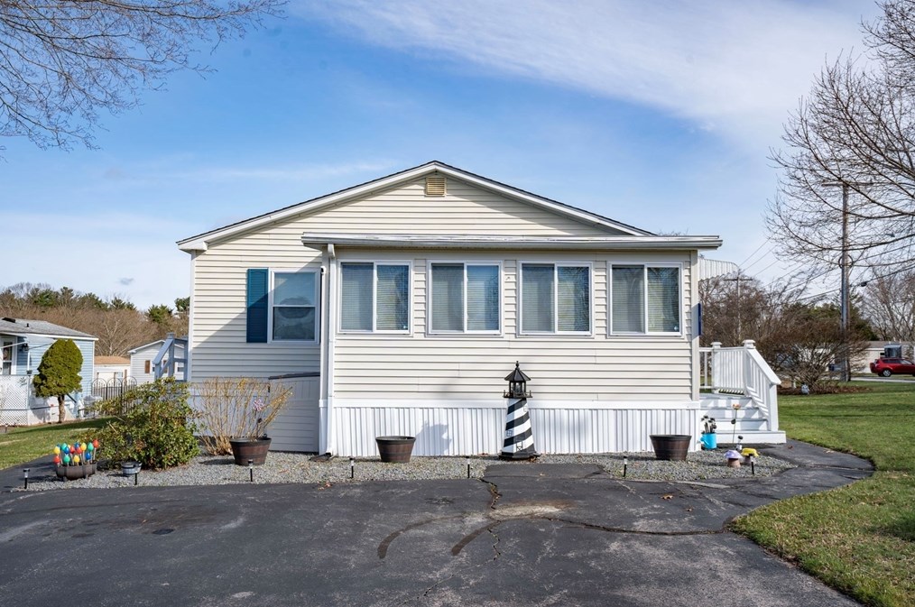 1 Minute Man Rd, Taunton MA 02780-1171 exterior