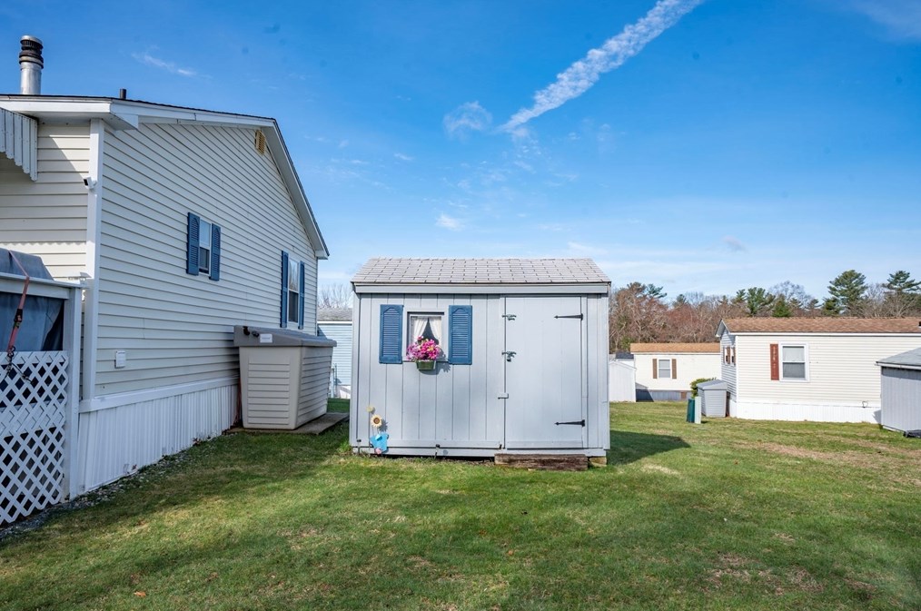 1 Minute Man Rd, Taunton MA 02780-1171 exterior