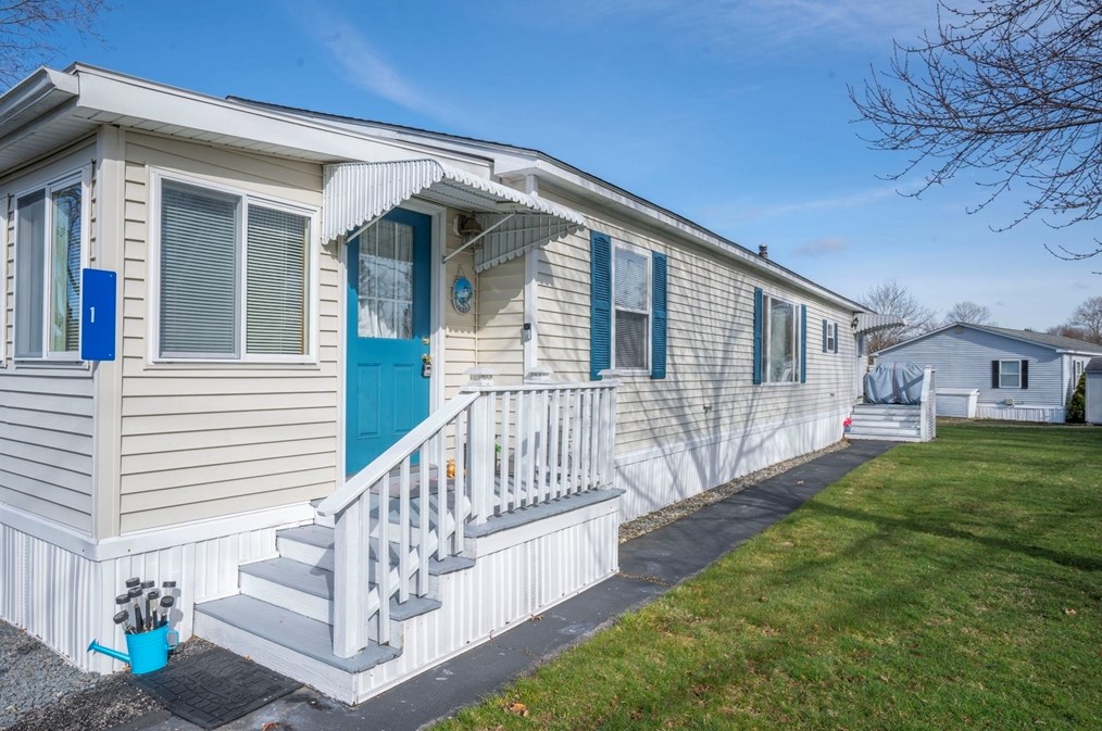 1 Minute Man Rd, Taunton MA 02780-1171 exterior