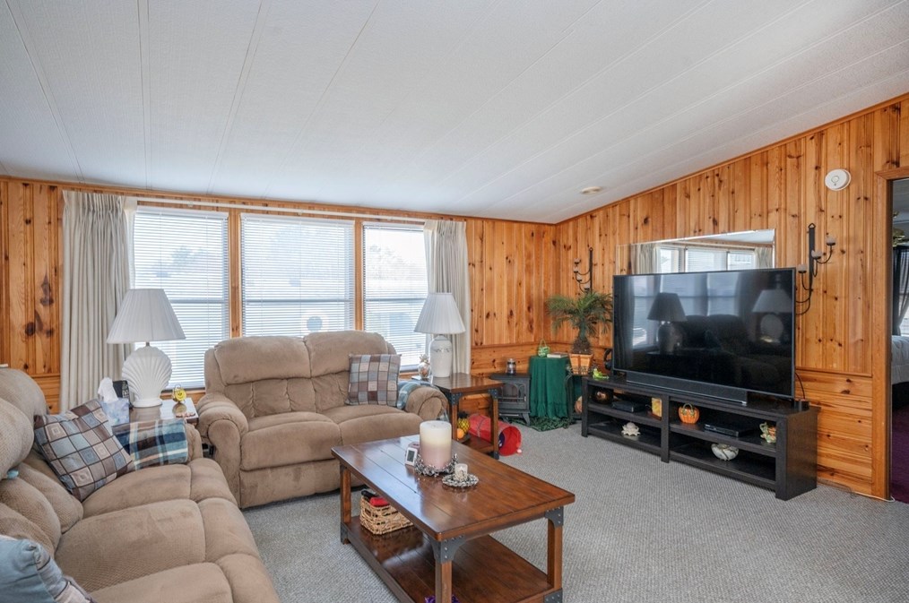 1 Minute Man Rd, Taunton MA 02780-1171 exterior