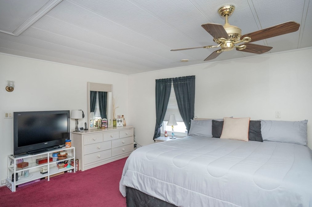 1 Minute Man Rd, Taunton MA 02780-1171 exterior