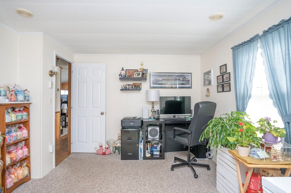 1 Minute Man Rd, Taunton MA 02780-1171 exterior