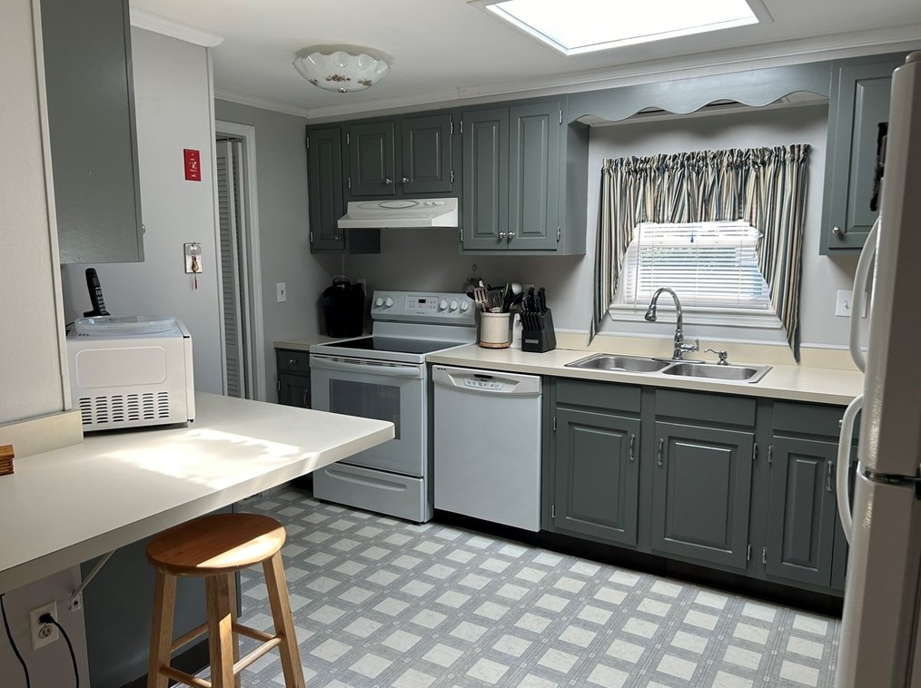 1 Minute Man Rd, Taunton MA 02780-1171 exterior