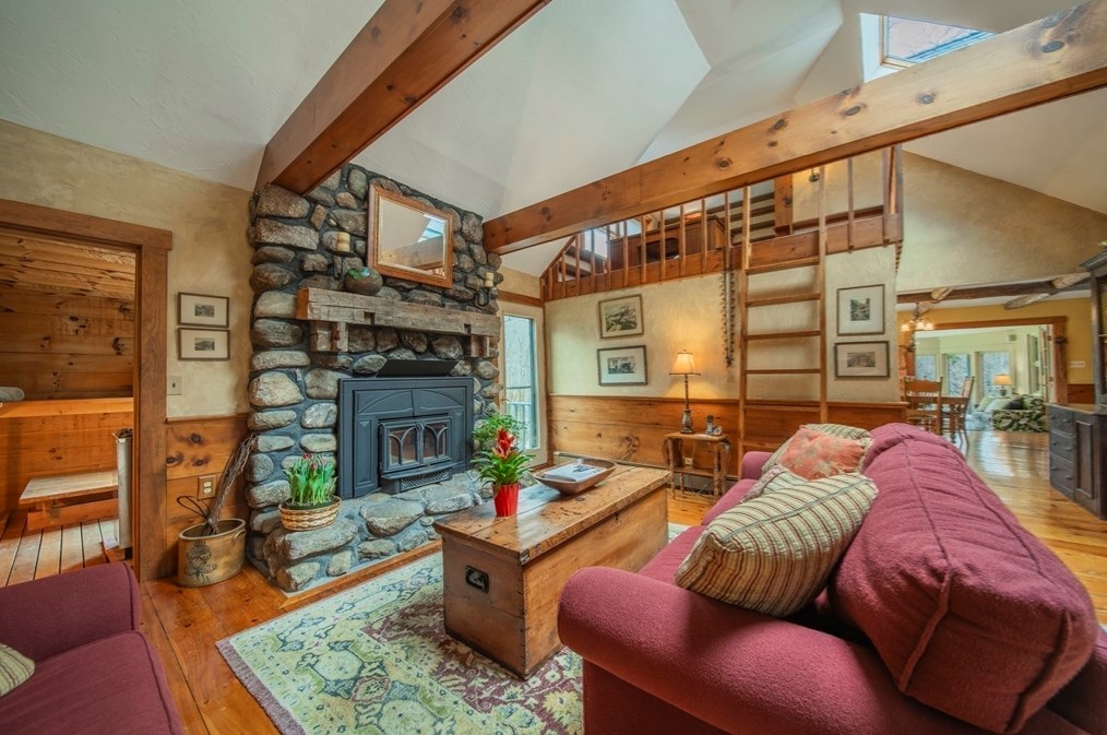 11 Cross Rd, Ashburnham MA 01430-1042 exterior