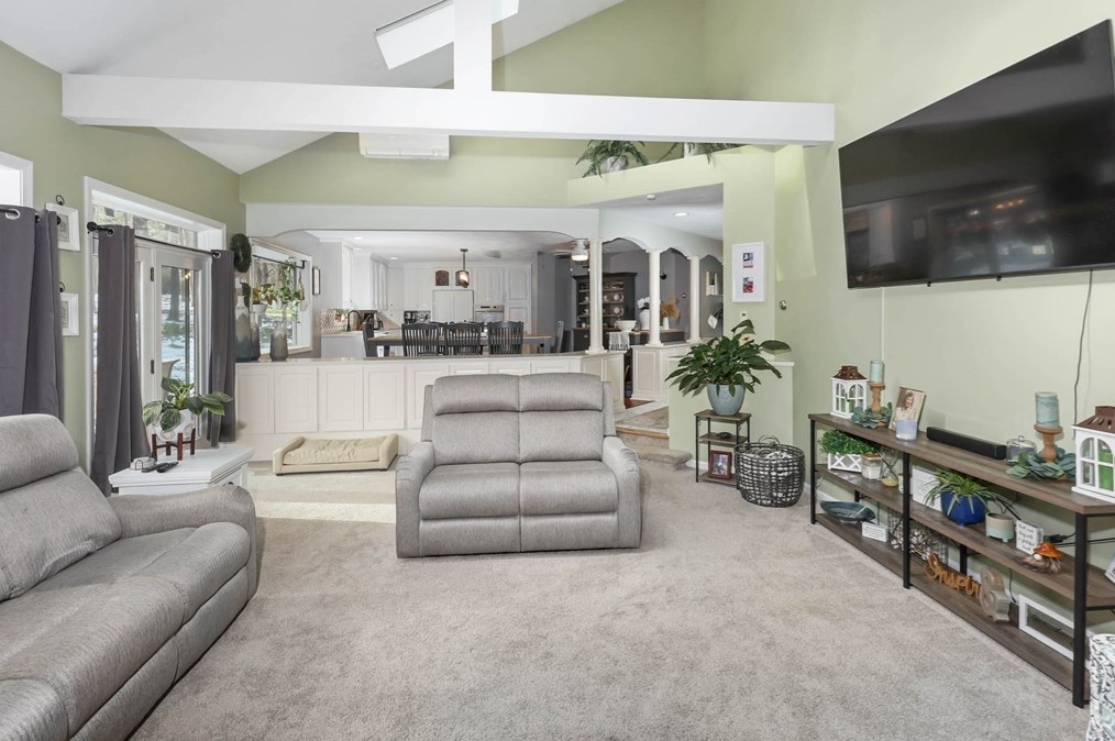 18 Hall Rd, Sturbridge MA 01566-1515 exterior