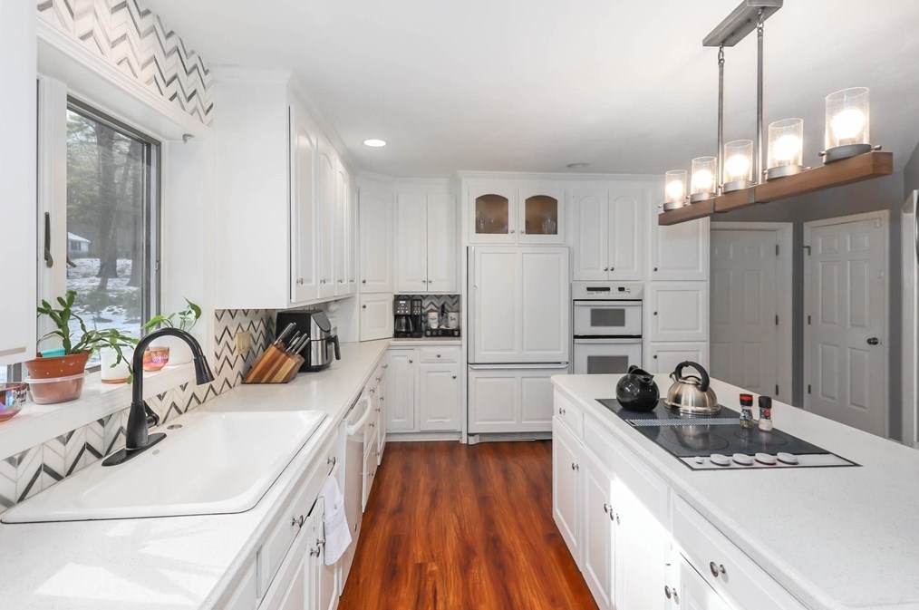 18 Hall Rd, Sturbridge MA 01566-1515 exterior