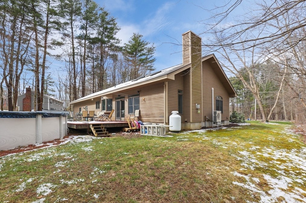 18 Hall Rd, Sturbridge MA 01566-1515 exterior