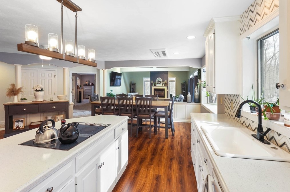 18 Hall Rd, Sturbridge MA 01566-1515 exterior