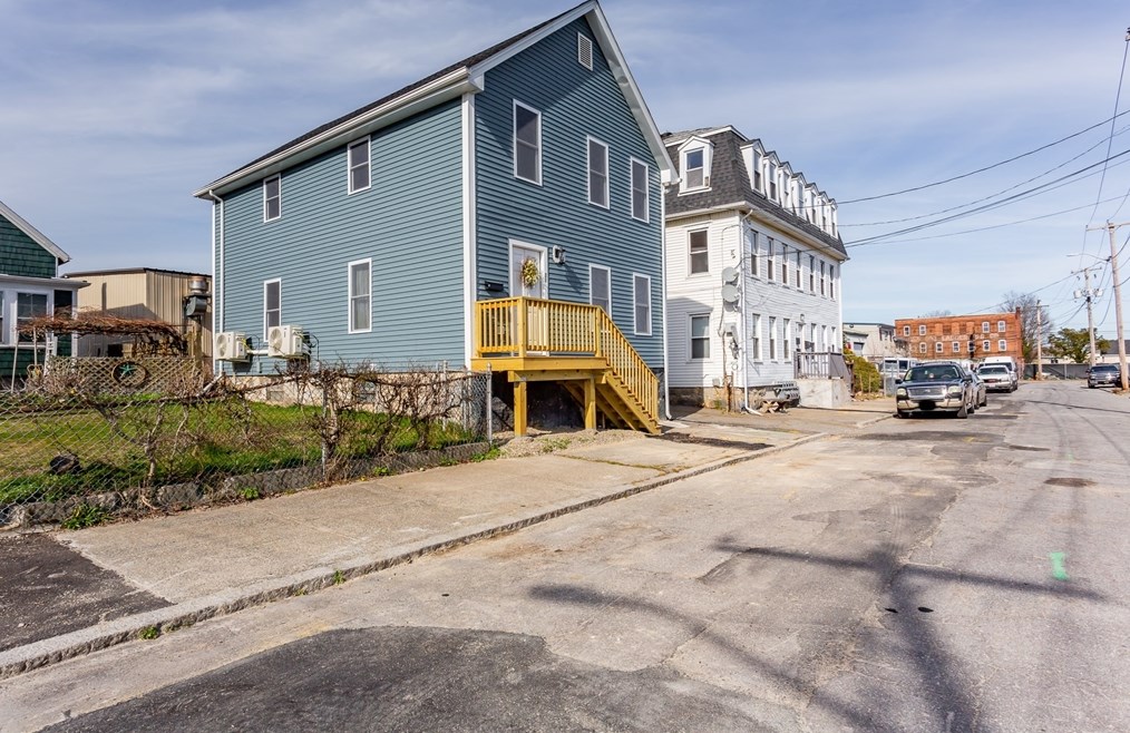 31 Hicks St, New Bedford MA 02740-7317 exterior