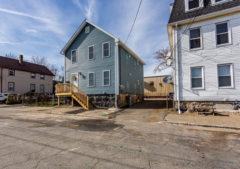 31 Hicks St, New Bedford, MA 02740 exterior