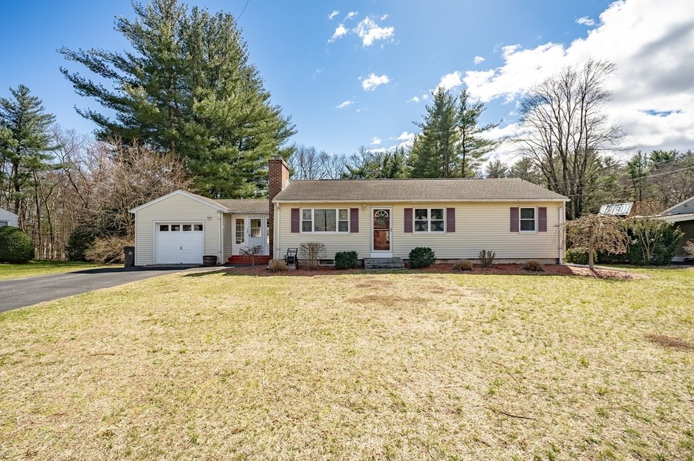 18 Belleview Dr, Montgomery, MA 01085