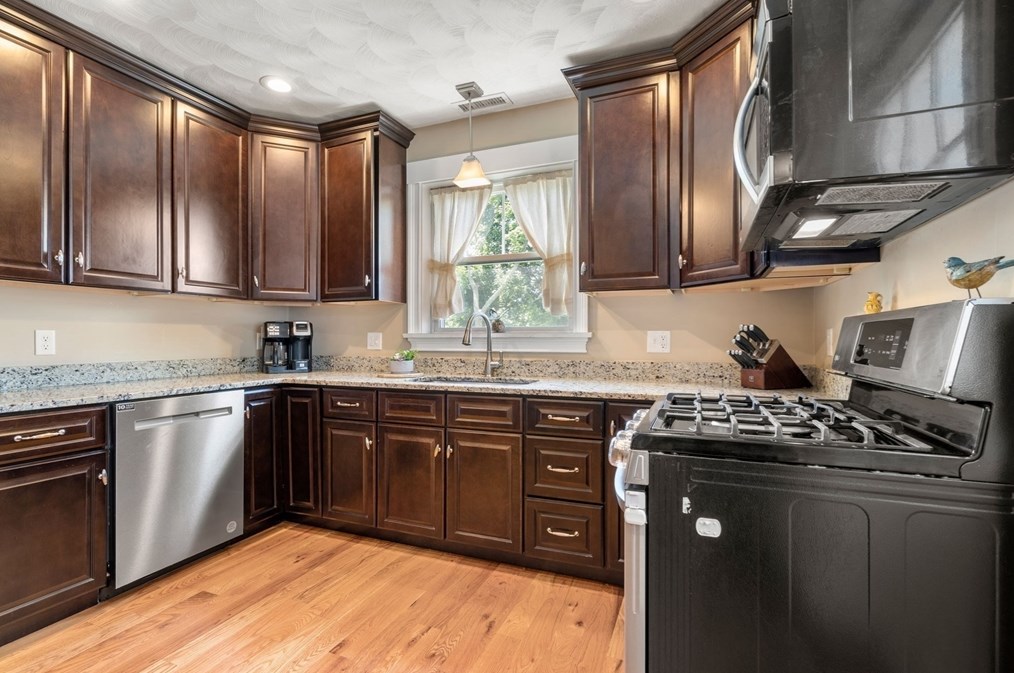 10 Fields Ct #10, Melrose, MA 02176