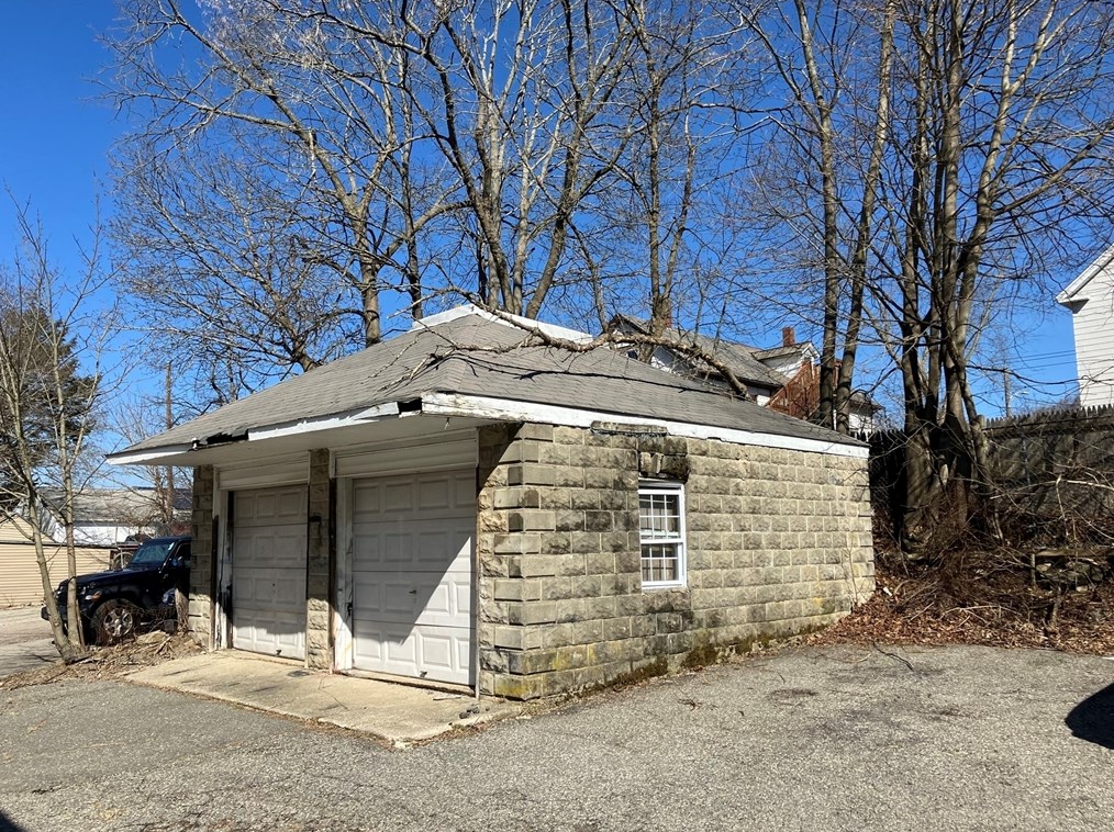 21 Whitcomb St, Webster MA  01570-2429 exterior