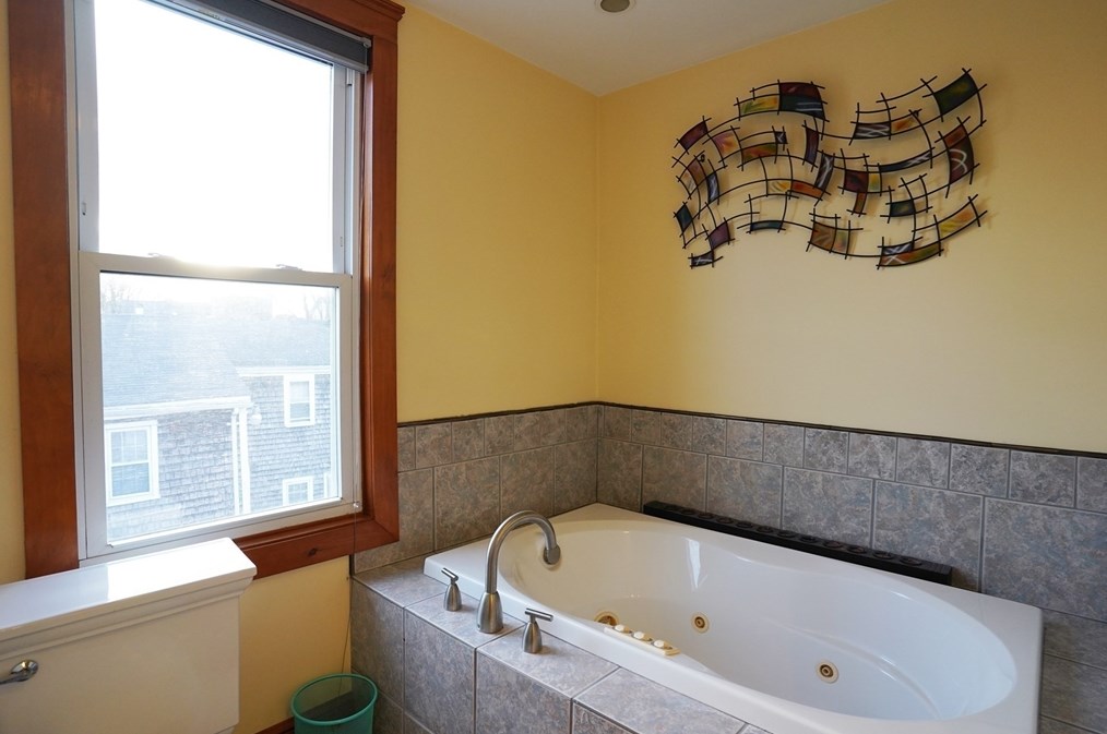 11 Main St, New Bedford MA 02743-2115 exterior