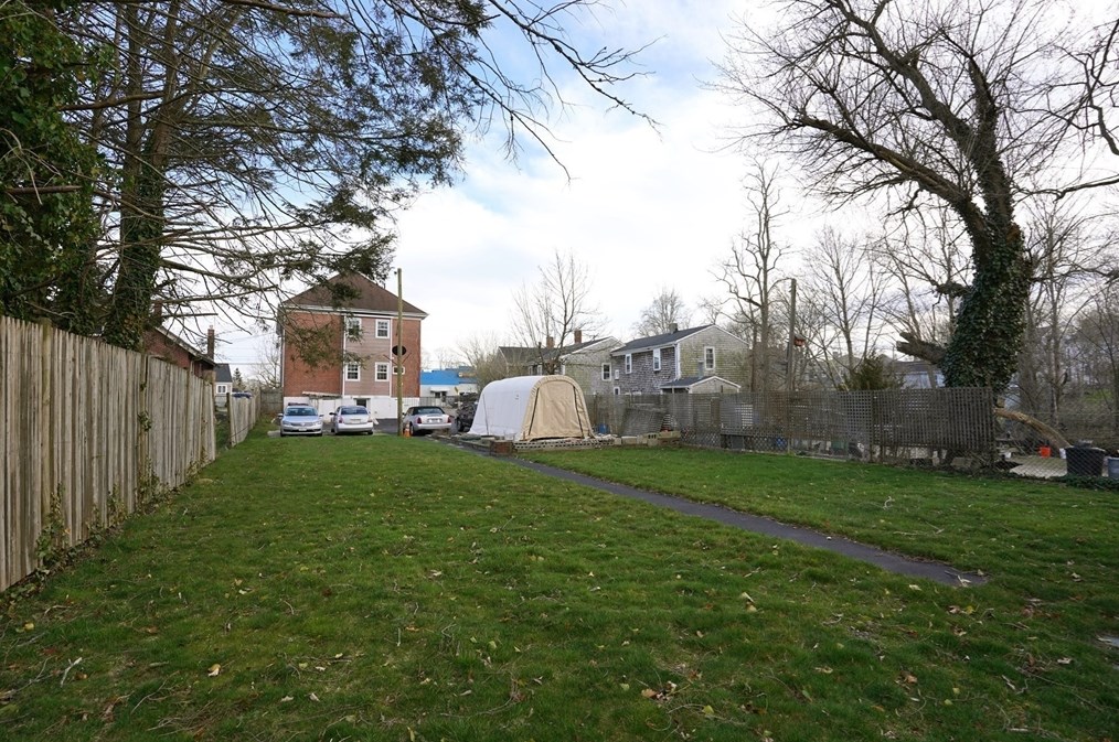 11 Main St, New Bedford MA 02743-2115 exterior