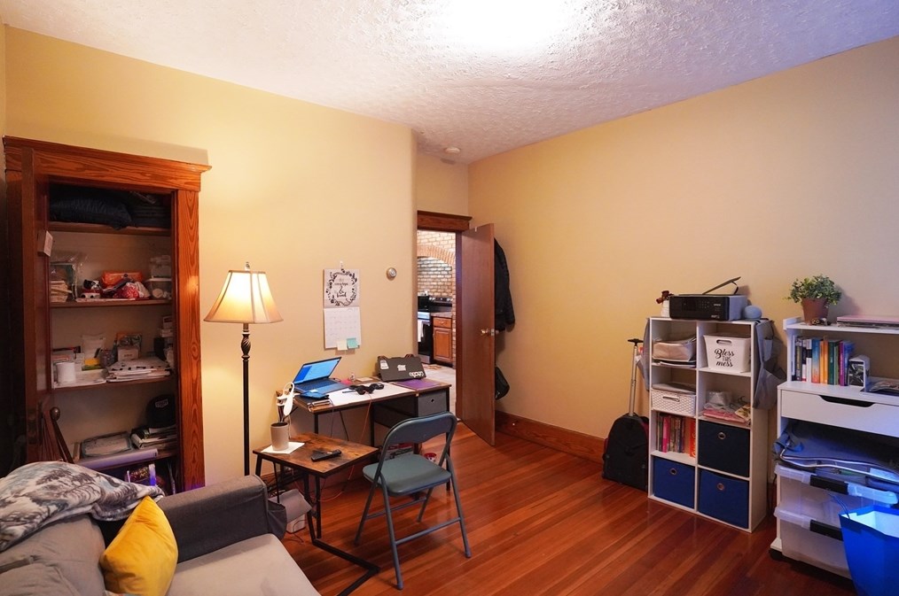 11 Main St, New Bedford MA 02743-2115 exterior