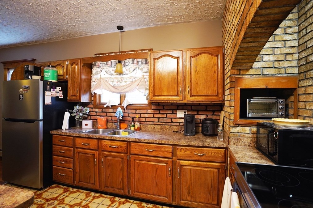 11 Main St, New Bedford MA 02743-2115 exterior