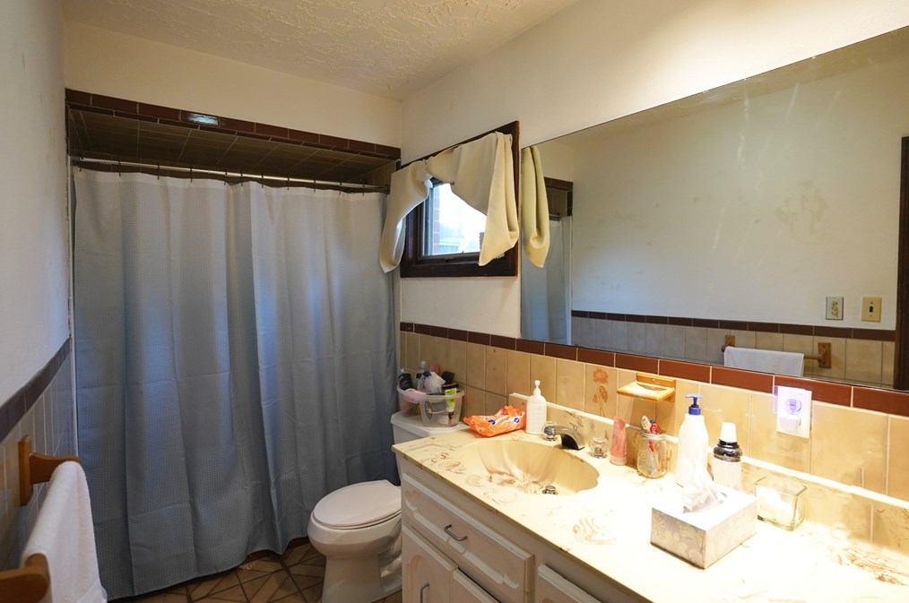 11 Main St, New Bedford MA 02743-2115 exterior