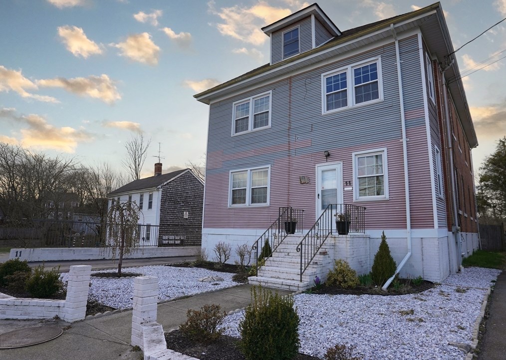 11 Main St, New Bedford MA 02743-2115 exterior