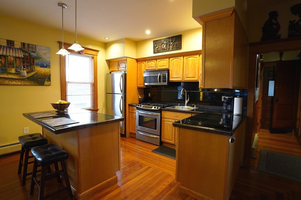 11 Main St, New Bedford MA 02743-2115 exterior