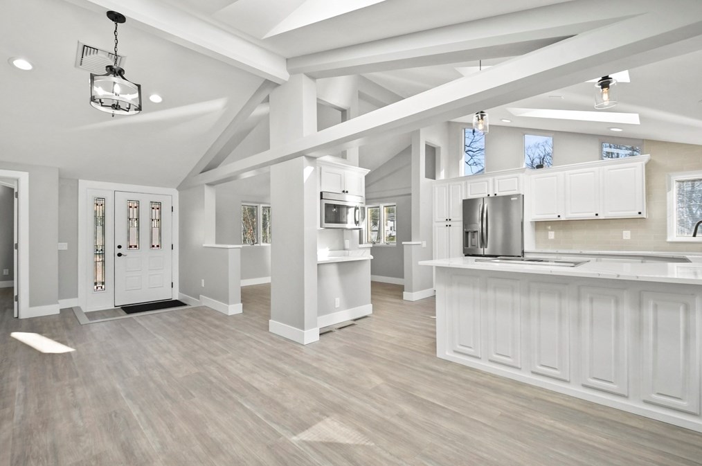 23 Lakeside Ave, Webster MA  01570-3590 exterior