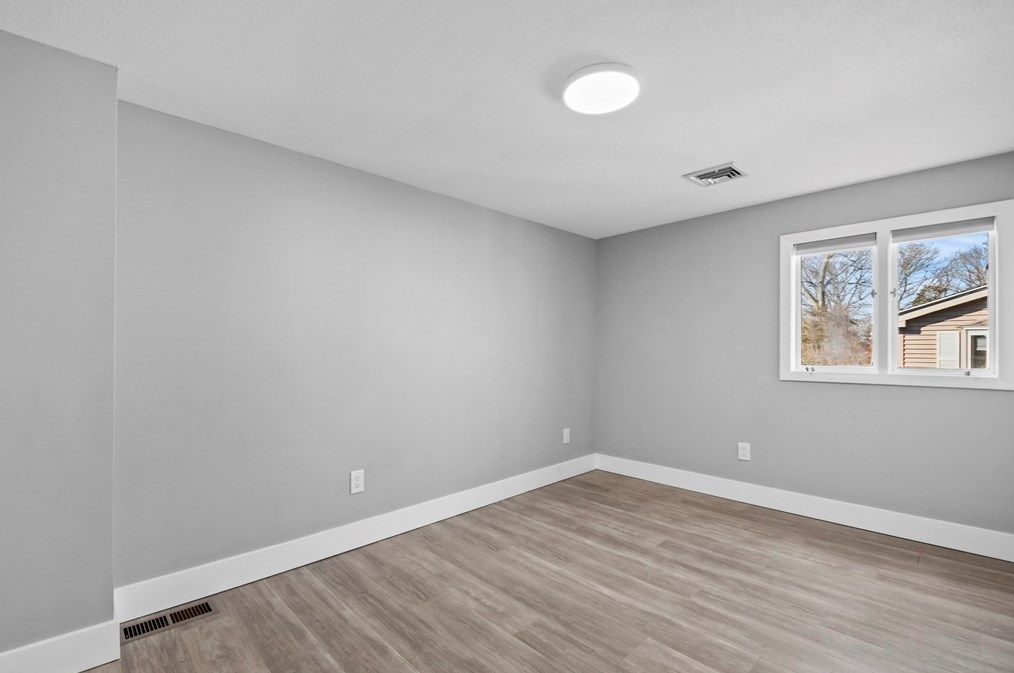 23 Lakeside Ave, Webster MA  01570-3590 exterior