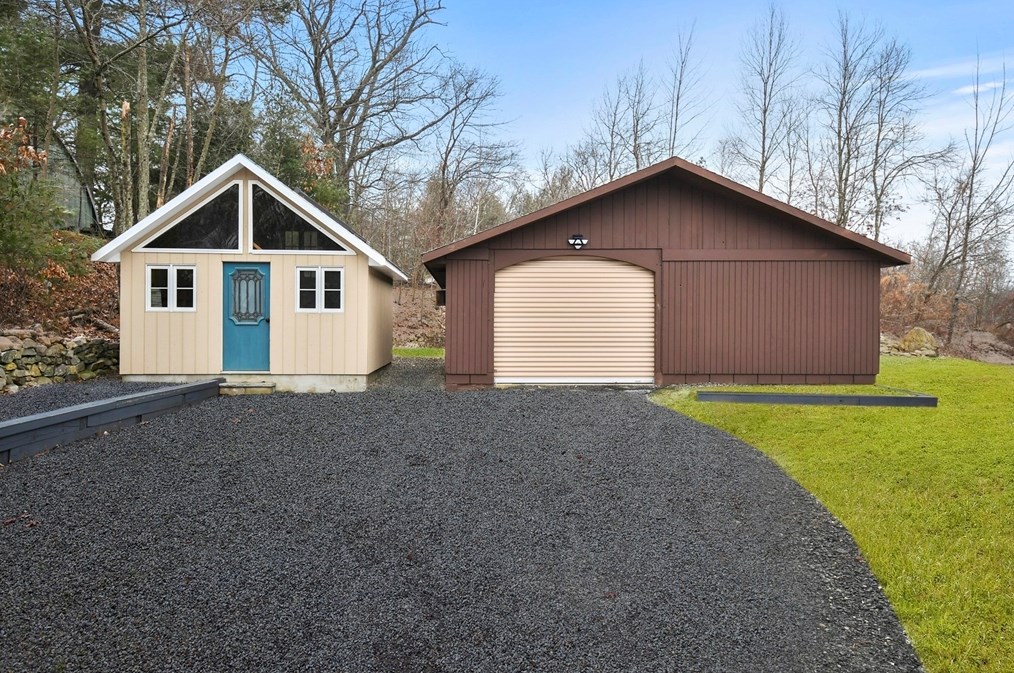 23 Lakeside Ave, Webster MA  01570-3590 exterior