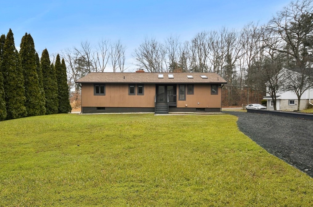 23 Lakeside Ave, Webster MA  01570-3590 exterior