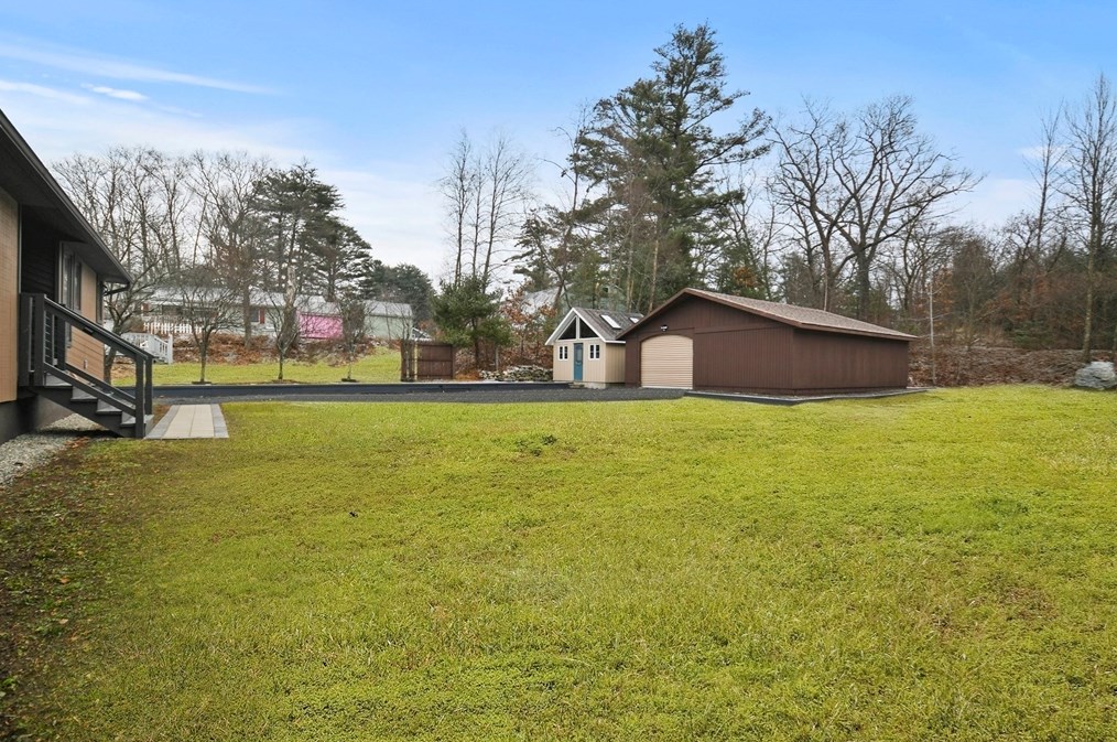 23 Lakeside Ave, Webster MA  01570-3590 exterior