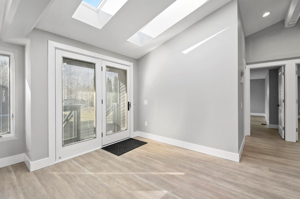 23 Lakeside Ave, Webster MA  01570-3590 exterior