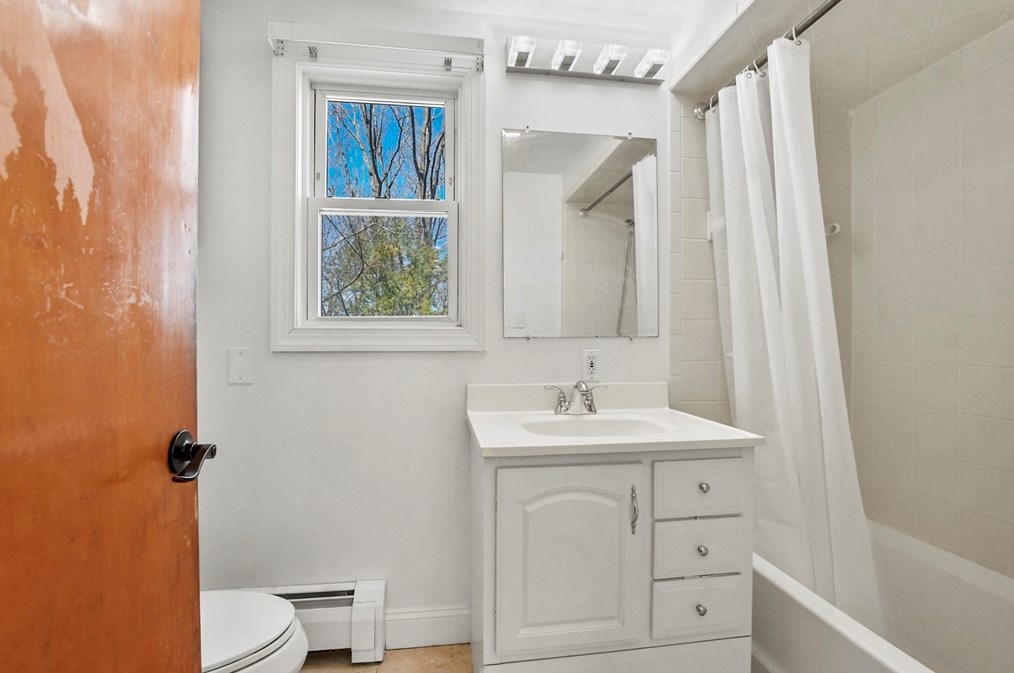 34 Linwood Ave, Methuen MA 01844-5917 exterior