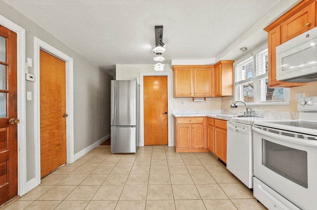 34 Linwood Ave, Methuen MA 01844-5917 exterior