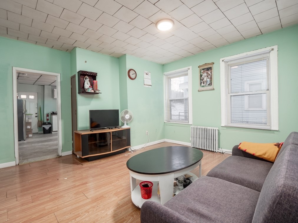 71 Fox St, Worcester MA 01604-4333 exterior