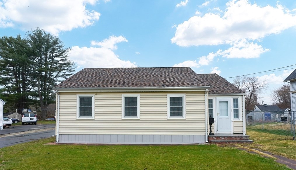 135 Mendon St, Hopedale, MA 01747 exterior
