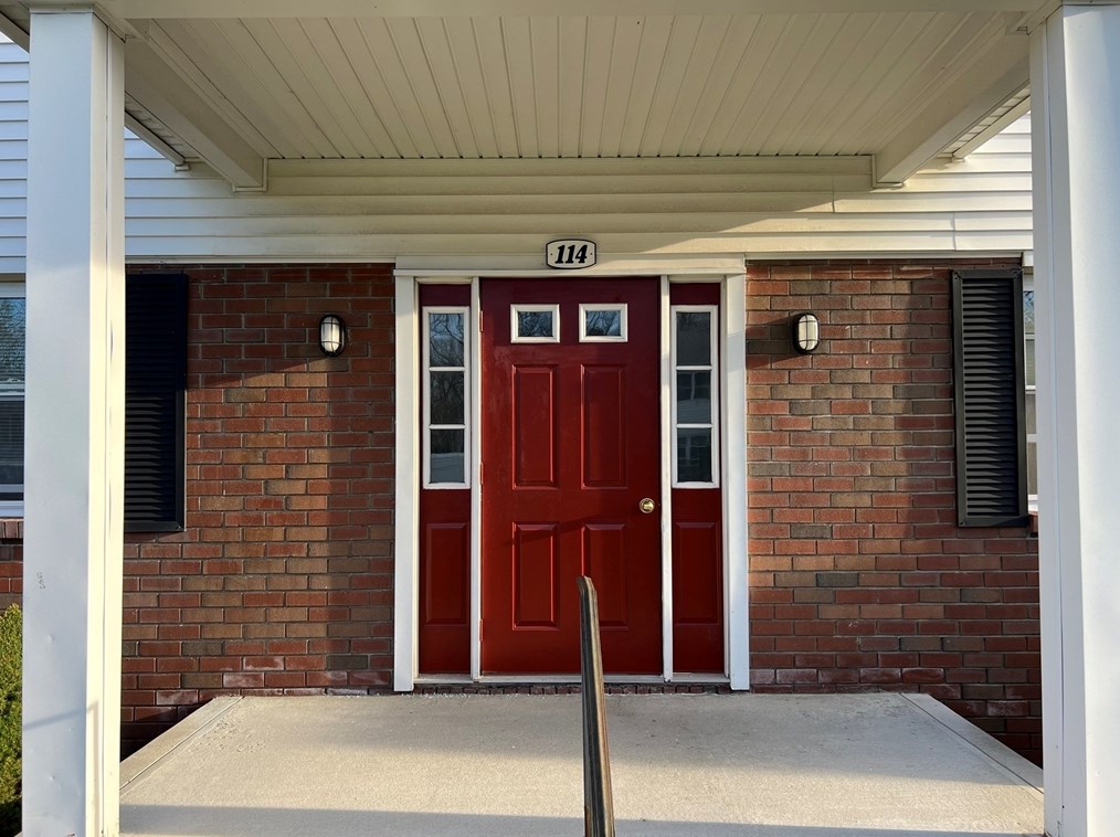 114 Colonial Cir #b, Chicopee, MA 01020