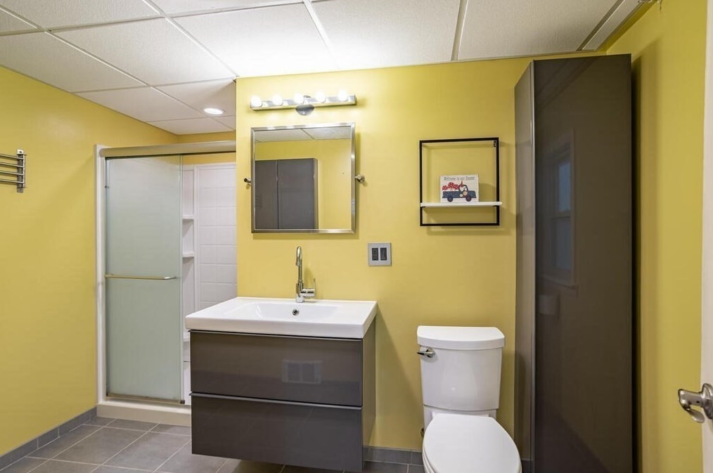 6 Hillside Ln, Chelmsford MA 01824-3815 exterior