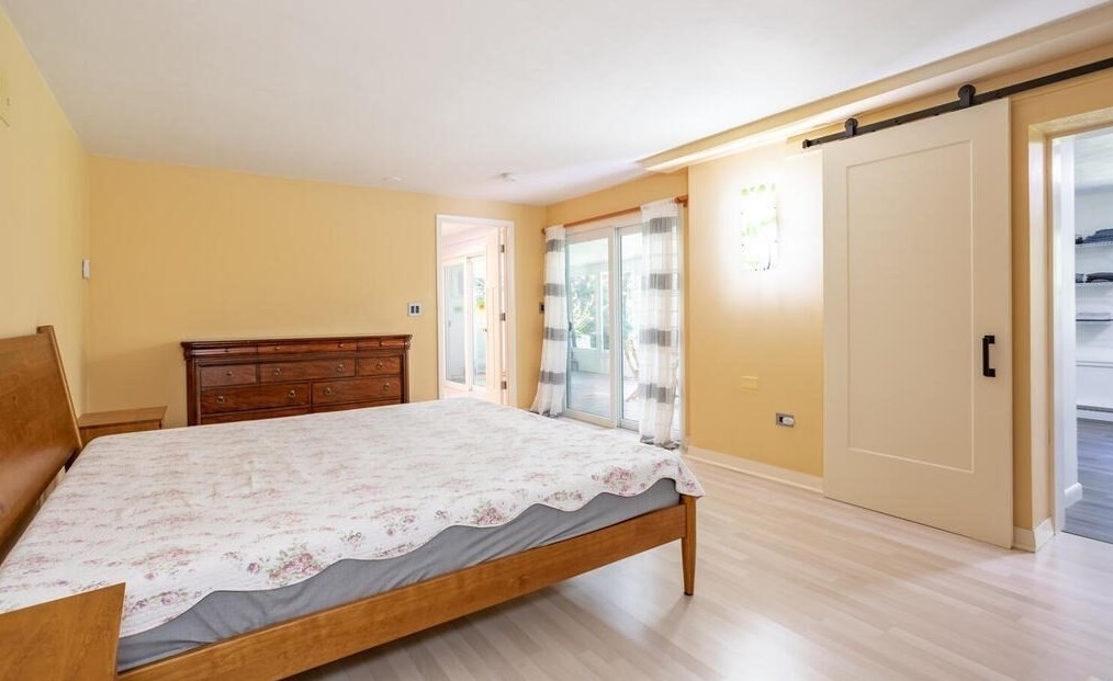 6 Hillside Ln, Chelmsford MA 01824-3815 exterior