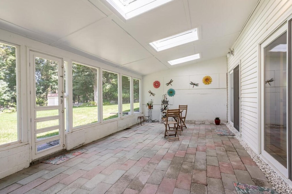 6 Hillside Ln, Chelmsford MA 01824-3815 exterior