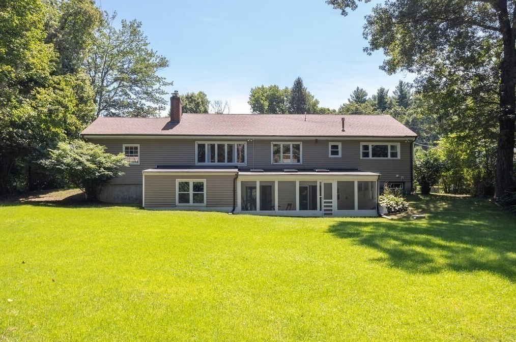 6 Hillside Ln, Chelmsford MA 01824-3815 exterior