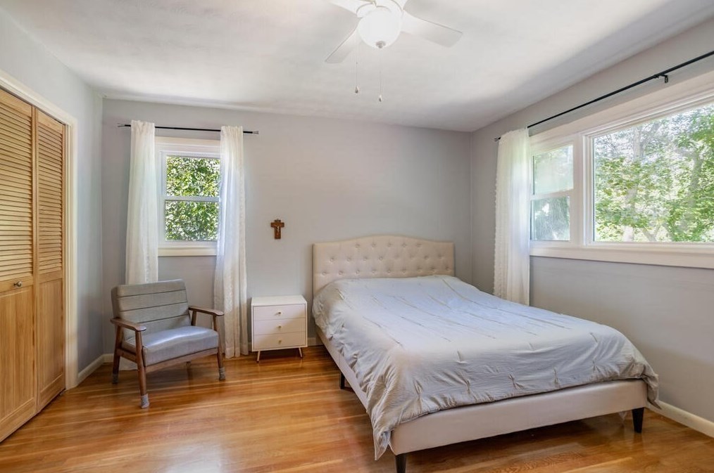 6 Hillside Ln, Chelmsford MA 01824-3815 exterior