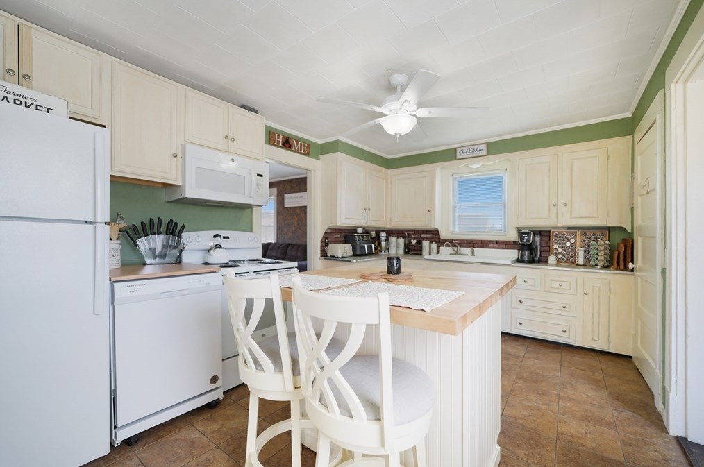 1236 Somerset Ave, Taunton MA  02780-5033 exterior