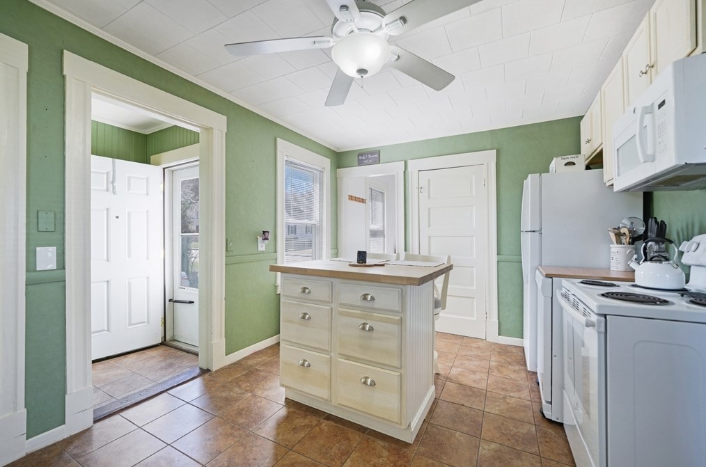 1236 Somerset Ave, Taunton MA  02780-5033 exterior