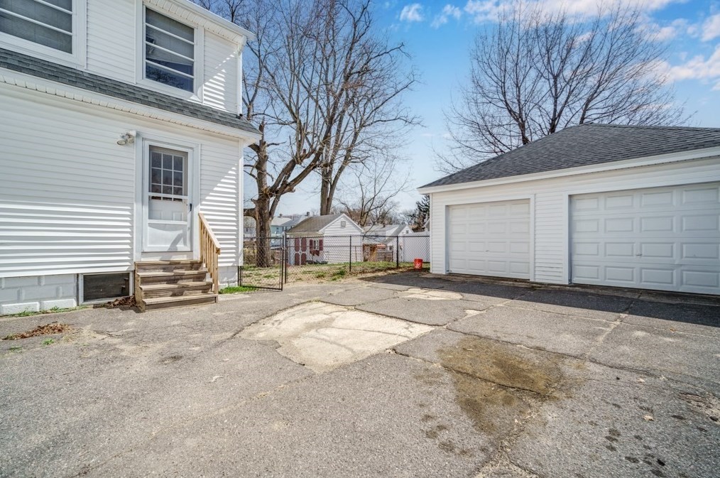 19 Sterling St, Springfield MA  01107-1338 exterior