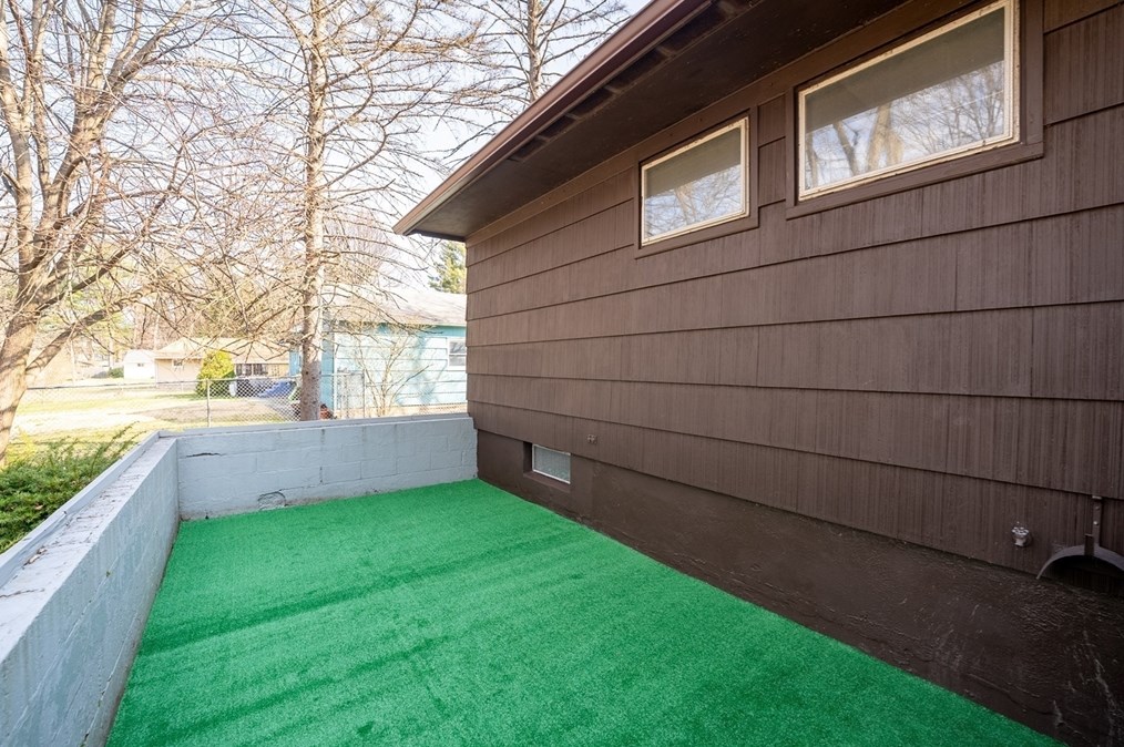 24 Sue St, Springfield MA  01108-3330 exterior