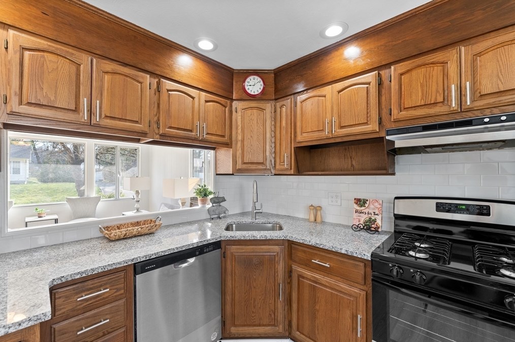 24 Sue St, Springfield MA  01108-3330 exterior