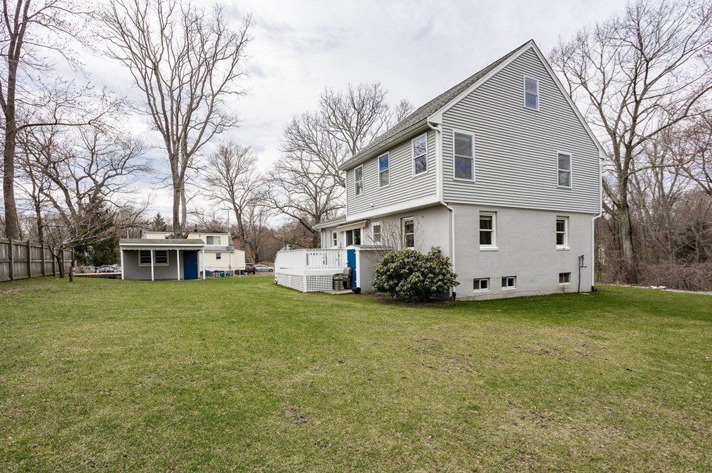 9 F St, Reading MA  01867-1925 exterior