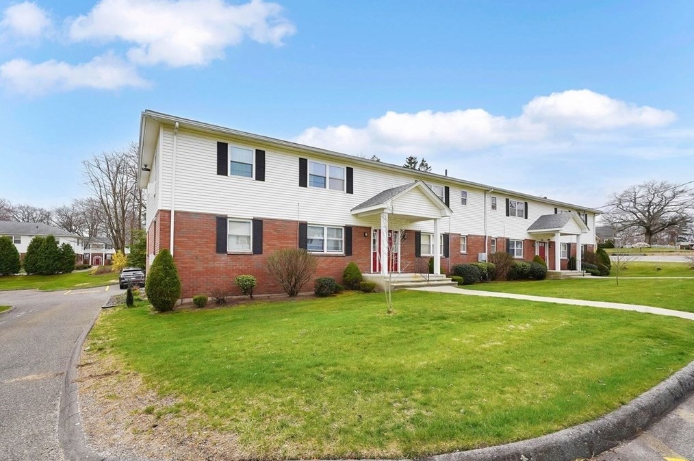 120 Colonial Cir #d, Chicopee, MA 01020