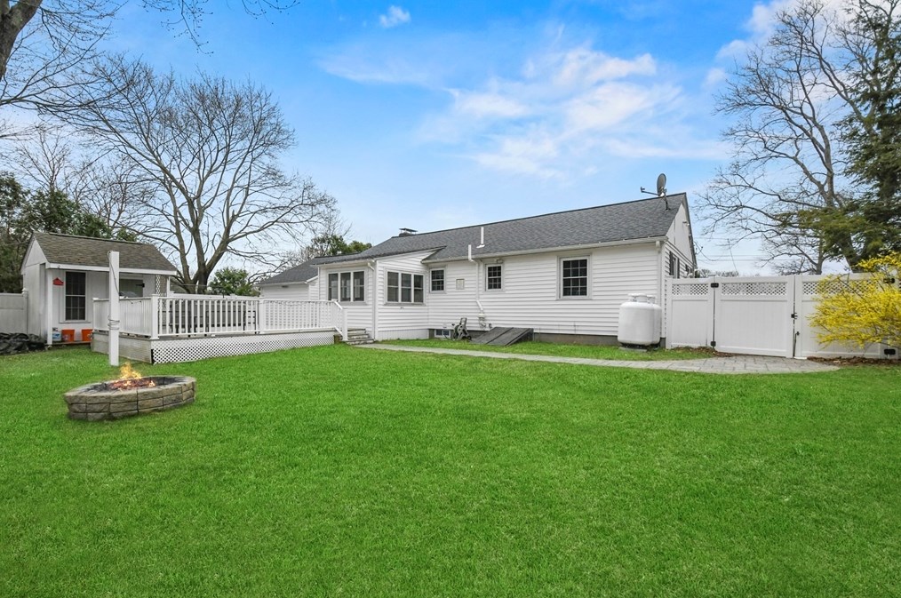 2 Saratoga Rd, Auburn MA  01501-2319 exterior