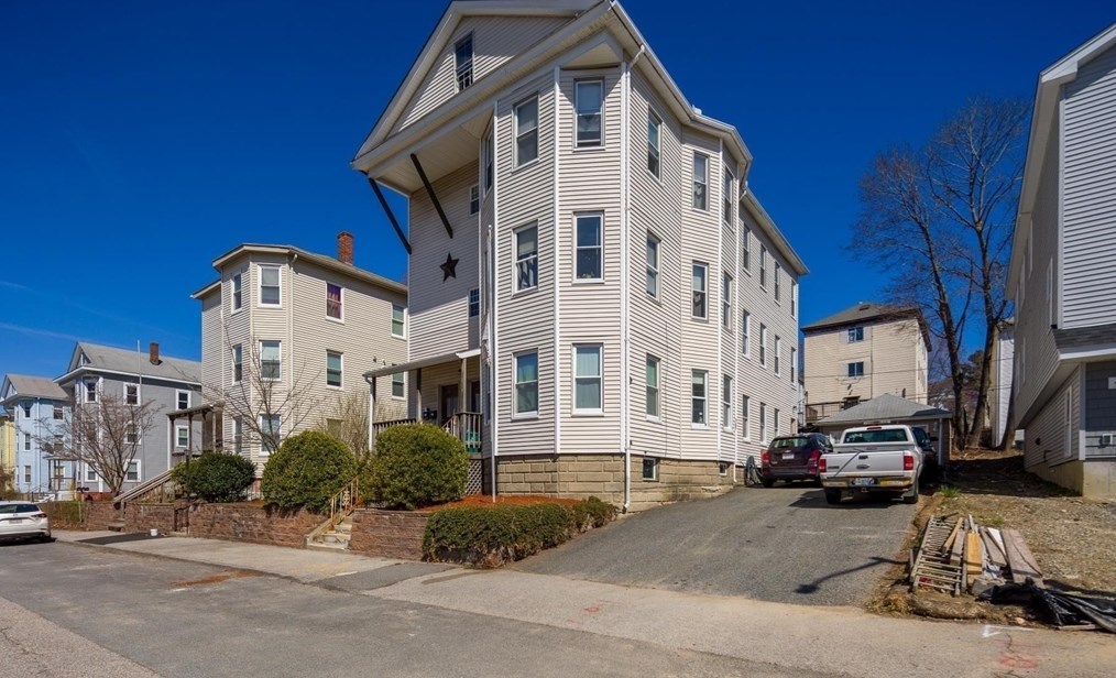 13 Mars St, Worcester, MA 01607 exterior