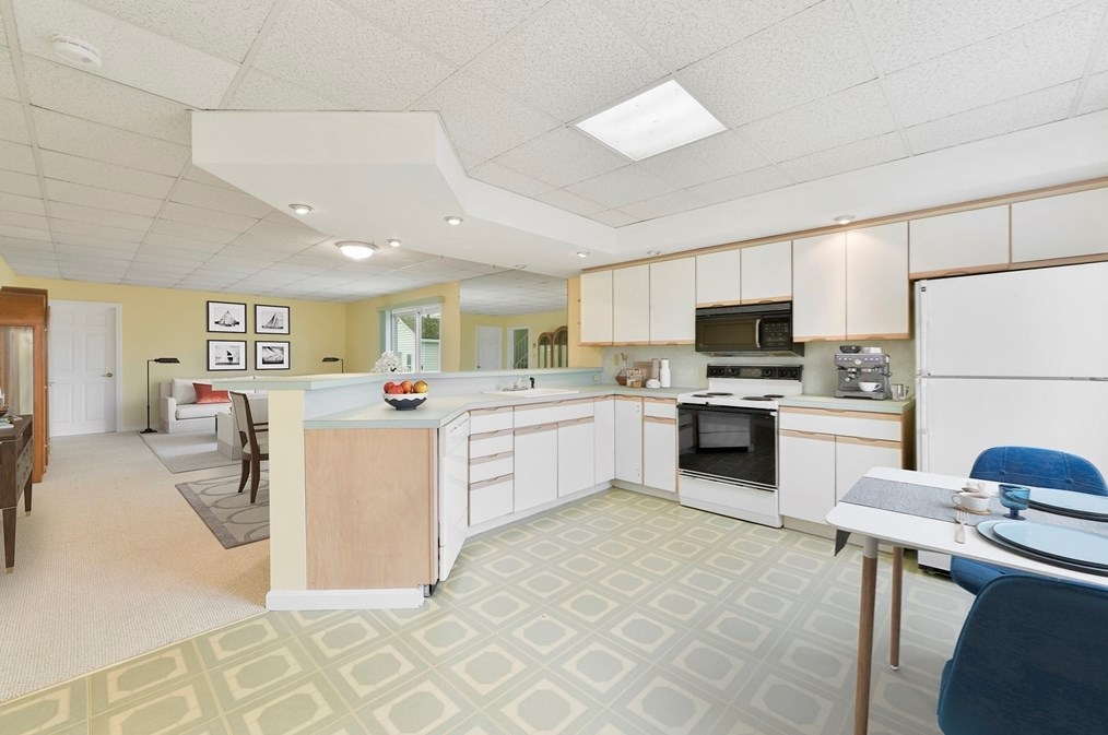 35 Mansfield Rd, Lynnfield MA 01940-2620 exterior